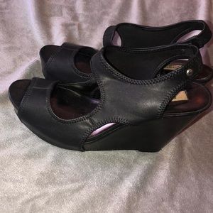 Like-new simply Vera wang black leather wedge